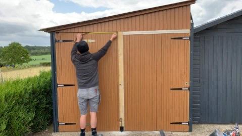 Pose et rénovation d'une porte de garage à Guimerville